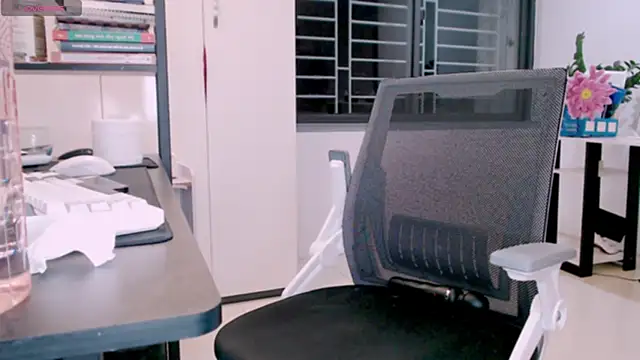 Snapshot of Shyn__ chatting on November 7, 2025, 4:40 pm Shyn online show from November 7, 2025, 4:40 pm