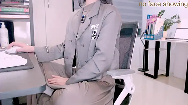 Snapshot of Shyn__ chatting on November 29, 2025, 5:05 pm Shyn online show from November 29, 2025, 5:05 pm