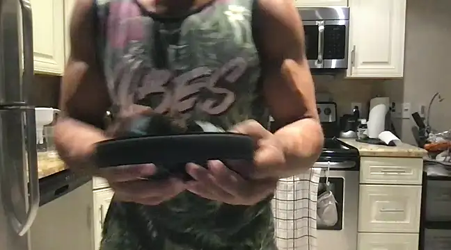 Snapshot of BigGuyMuscle chatting on February 14, 2025, 3:33 am BigGuyMuscle online show from February 14, 2025, 3:33 am