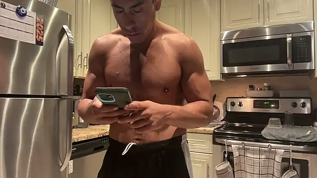 Snapshot of BigGuyMuscle chatting on March 7, 2025, 1:31 am BigGuyMuscle online show from March 7, 2025, 1:31 am