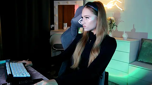 Snapshot of MrsTenderBeast chatting on February 22, 2025, 5:35 pm MrsTenderBeast online show from February 22, 2025, 5:35 pm