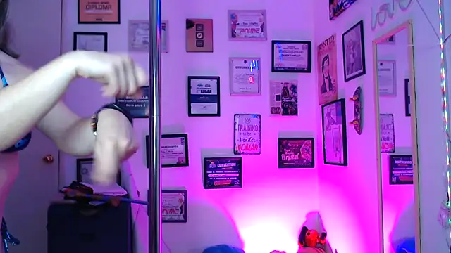 Snapshot of AhriSteele chatting on December 3, 2025, 3:47 am AhriSteele online show from December 3, 2025, 3:47 am