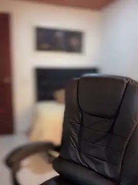 Ambar pe  online show from November 20, 2025, 2:23 am