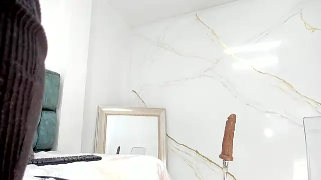 IsiisLovei online show from October 15, 2025, 2:39 pm