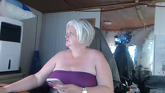 sexychazza16 online show from October 14, 2025, 6:31 pm