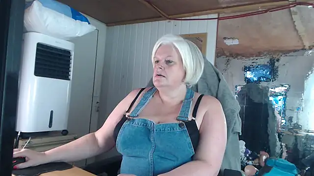 sexychazza16 online show from October 23, 2025, 8:07 pm