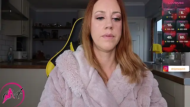 Snapshot of stripmequick chatting on December 12, 2024, 10:24 am stripmequick online show from December 12, 2024, 10:24 am