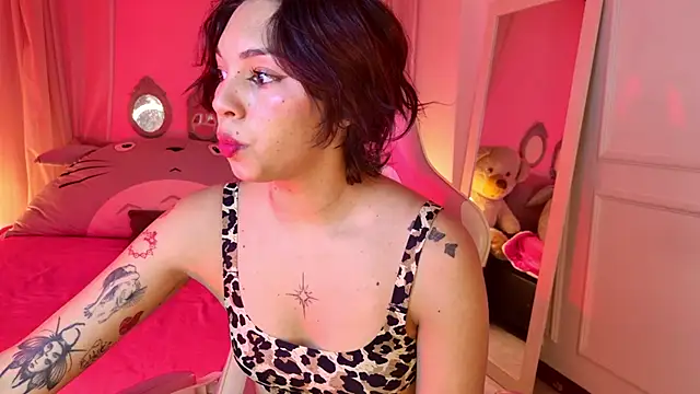 Snapshot of Lyna_love chatting on October 21, 2025, 9:04 pm Lyna love online show from October 21, 2025, 9:04 pm