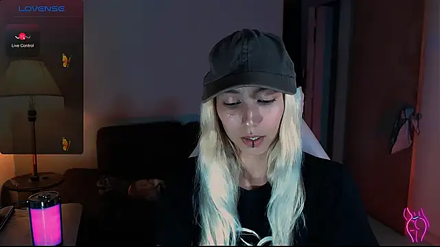 Snapshot of Saucy_Jenn chatting on December 7, 2024, 2:42 am Saucy Jenn online show from December 7, 2024, 2:42 am