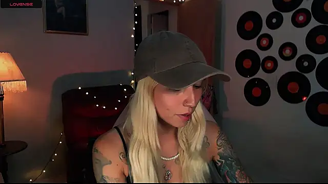 Snapshot of Saucy_Jenn chatting on February 22, 2025, 3:01 am Saucy Jenn online show from February 22, 2025, 3:01 am