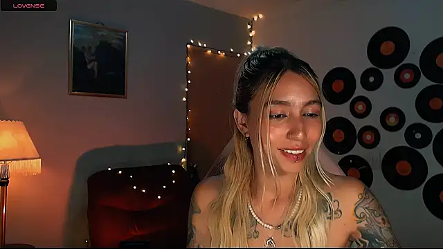 Snapshot of Saucy_Jenn chatting on February 23, 2025, 6:49 am Saucy Jenn online show from February 23, 2025, 6:49 am