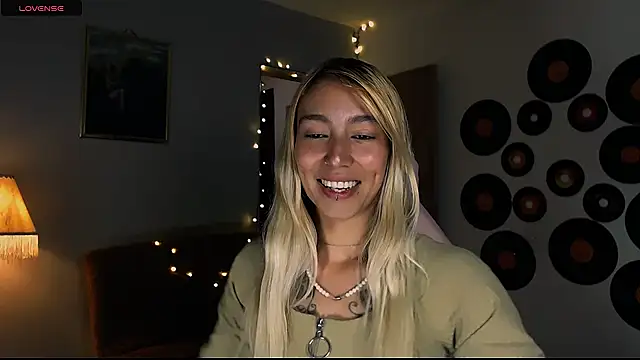 Snapshot of Saucy_Jenn chatting on March 1, 2025, 1:53 am Saucy Jenn online show from March 1, 2025, 1:53 am