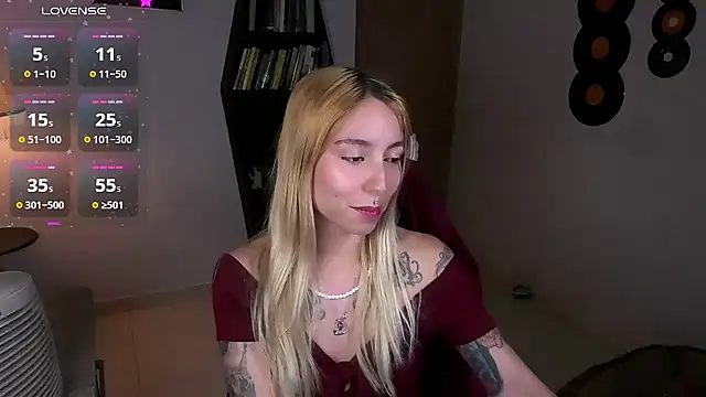 Snapshot of Saucy_Jenn chatting on October 25, 2025, 2:52 am Saucy Jenn online show from October 25, 2025, 2:52 am