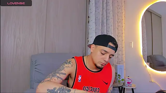 alejandro calderon1 online show from November 6, 2025, 3:18 am