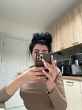 Snapshot of Scarlett-Dream chatting on February 12, 2025, 1:48 pm Scarlett-Dream online show from February 12, 2025, 1:48 pm