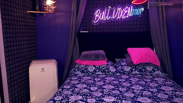 Snapshot of bull_vixen2001 chatting on November 17, 2025, 10:37 pm bull vixen2001 online show from November 17, 2025, 10:37 pm