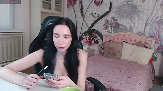 Snapshot of AliciaBow chatting on November 2, 2025, 1:13 pm AliciaBow online show from November 2, 2025, 1:13 pm