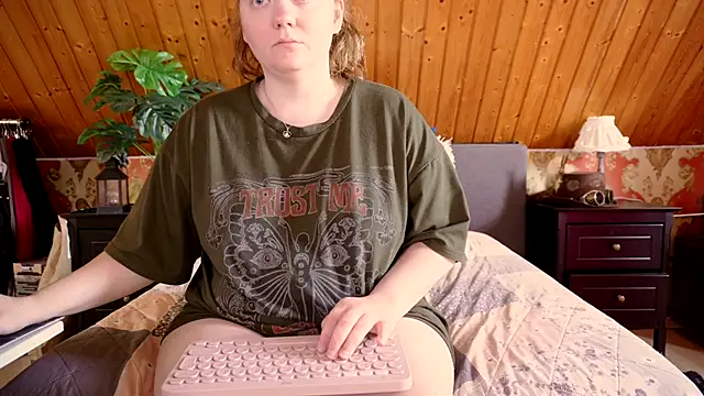 Snapshot of TessaWinter chatting on September 17, 2025, 2:19 pm TessaWinter online show from September 17, 2025, 2:19 pm