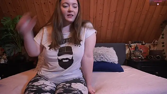 Snapshot of TessaWinter chatting on October 31, 2025, 3:35 pm TessaWinter online show from October 31, 2025, 3:35 pm