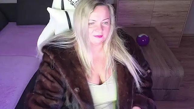 Snapshot of MolligSpielle chatting on February 19, 2025, 11:36 pm MolligSpielle online show from February 19, 2025, 11:36 pm