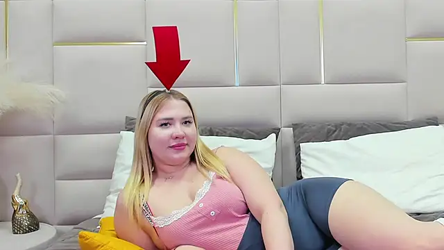 LunaHouston online show from March 12, 2025, 1:25 am