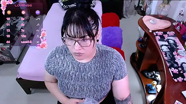 lufek23 online show from March 6, 2025, 8:48 pm