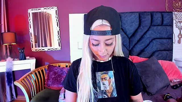 Mia-Bloom online show from February 21, 2025, 7:12 am