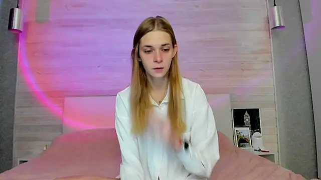 molly hunt  online show from November 11, 2025, 4:12 am