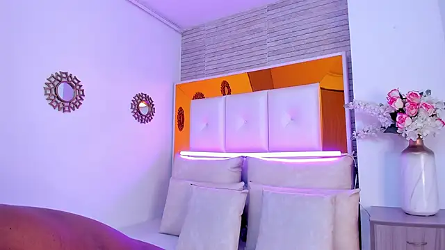 ShaniaBrownn online show from March 12, 2025, 7:49 pm