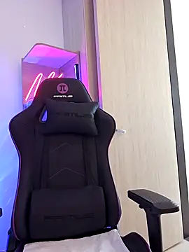 miaeyes online show from January 15, 2025, 4:43 pm