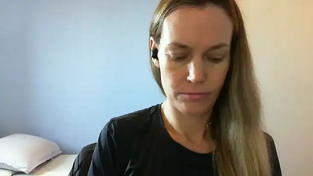 Annylove1 online show from November 19, 2025, 10:48 am