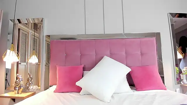 Snapshot of Ahincale chatting on November 4, 2025, 7:57 pm Ahincale online show from November 4, 2025, 7:57 pm