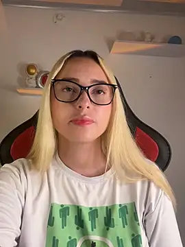 Snapshot of Irisweet_ chatting on March 17, 2025, 11:32 pm Irisweet online show from March 17, 2025, 11:32 pm