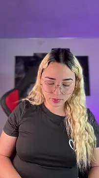 Snapshot of Irisweet_ chatting on October 26, 2025, 4:35 pm Irisweet online show from October 26, 2025, 4:35 pm