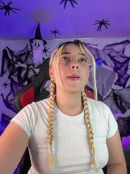 Snapshot of Irisweet_ chatting on October 27, 2025, 11:31 pm Irisweet online show from October 27, 2025, 11:31 pm