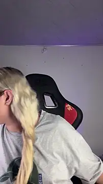 Snapshot of Irisweet_ chatting on November 8, 2025, 3:56 pm Irisweet online show from November 8, 2025, 3:56 pm