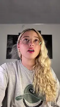 Snapshot of Irisweet_ chatting on November 16, 2025, 9:31 pm Irisweet online show from November 16, 2025, 9:31 pm