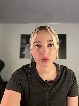 Snapshot of Irisweet_ chatting on December 2, 2025, 10:49 pm Irisweet online show from December 2, 2025, 10:49 pm