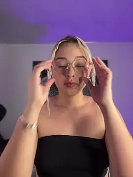 Snapshot of Irisweet_ chatting on December 3, 2025, 10:08 pm Irisweet online show from December 3, 2025, 10:08 pm