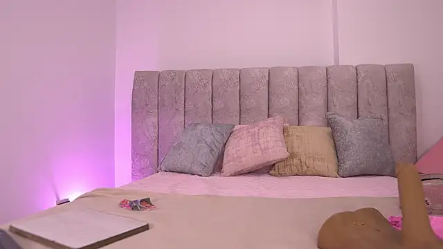 violeta aroca online show from November 5, 2025, 3:06 am