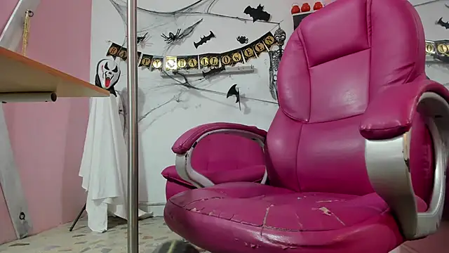 Snapshot of CAMILA--REY chatting on October 19, 2025, 11:05 pm CAMILA--REY online show from October 19, 2025, 11:05 pm