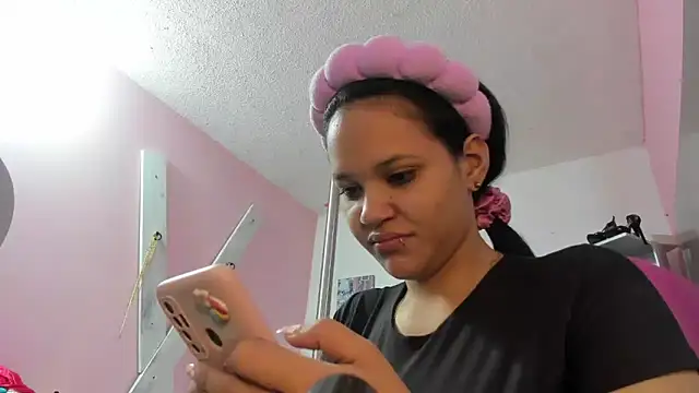 Snapshot of CAMILA--REY chatting on December 4, 2025, 11:52 am CAMILA--REY online show from December 4, 2025, 11:52 am