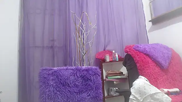Snapshot of heyline_milf chatting on October 21, 2025, 4:19 pm heyline milf online show from October 21, 2025, 4:19 pm