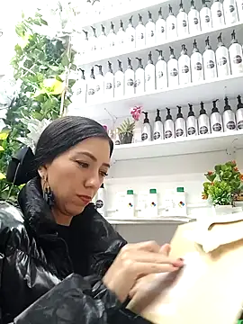 Snapshot of LunaZambrano chatting on March 6, 2025, 11:31 pm LunaZambrano online show from March 6, 2025, 11:31 pm