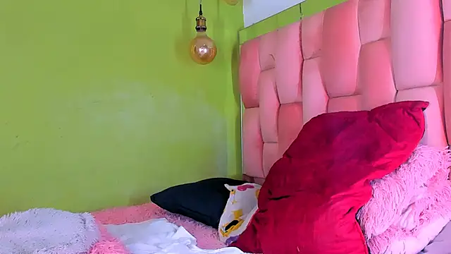 Snapshot of the_queen_aleja chatting on December 12, 2024, 12:16 am the queen aleja online show from December 12, 2024, 12:16 am