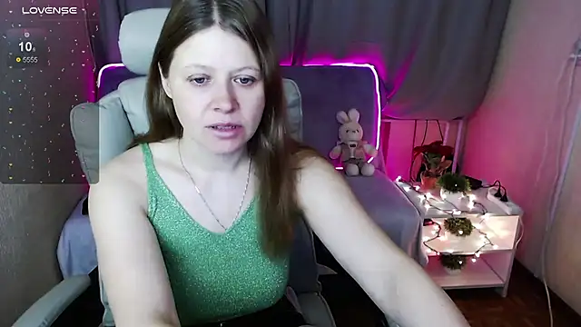 Snapshot of alekasamui chatting on January 17, 2025, 12:31 am alekasamui online show from January 17, 2025, 12:31 am