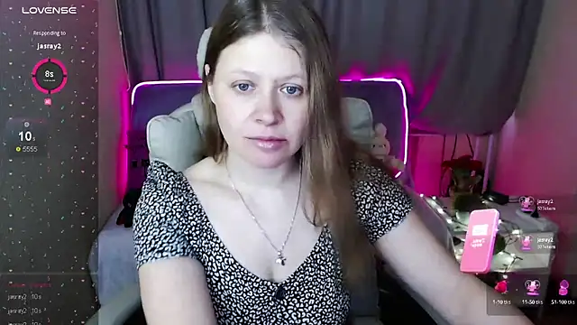 Snapshot of alekasamui chatting on February 18, 2025, 3:21 am alekasamui online show from February 18, 2025, 3:21 am