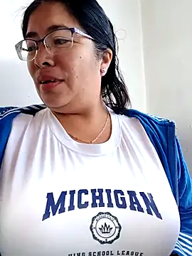 Snapshot of __valentina18 chatting on February 21, 2025, 1:11 pm   valentina18 online show from February 21, 2025, 1:11 pm