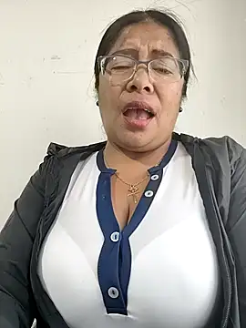 Snapshot of __valentina18 chatting on November 7, 2025, 1:00 pm valentina18 online show from November 7, 2025, 1:00 pm