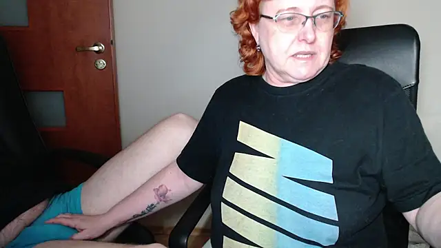 Snapshot of JoannaAndNeighbour chatting on January 19, 2025, 8:09 pm JoannaAndNeighbour online show from January 19, 2025, 8:09 pm